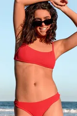 Conjunto de bikini azul eléctrico de lycra acanalada, compuesto por un corpiño triangular con tirantes finos y una bombacha tipo tanga.