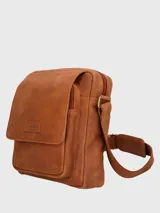Bandolera de cuero color marrón con correa ajustable y logo de la marca grabado en el frente.