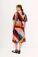 Vestido largo midi con escote en V, elástico en la cintura y estampado de patrones geométricos en colores vibrantes.