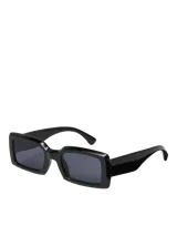 Lentes de sol rectangulares negros con montura gruesa de policarbonato y protección UV. Diseño moderno y liviano.