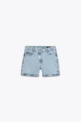 Shorts de jean celeste con tiro alto, cinco bolsillos y cierre frontal cruzado con cremallera y botones.