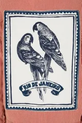 Chaqueta roja y blanca a rayas verticales, con cuello estilo campera de jean, botones frontales, bolsillos de parche en el pecho y estampado en la parte posterior.