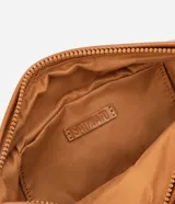 Bolso bandolera marrón de poliuretano con correa ancha ajustable y cierre de cremallera.