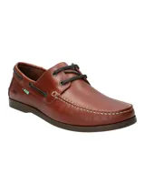 Zapato náutico de cuero marrón con cordones negros, suela de goma y detalle de logo de pato bordado en el lateral.