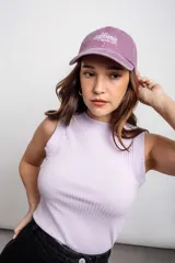 Musculosa lisa de algodón color lila, con corte estándar.