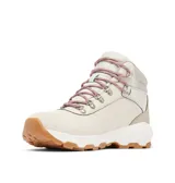 Botas de senderismo Columbia Newton Ridge para mujer, color crema con detalles en gris y cordones rosas. Fabricadas con empeine de ante impermeable y herrajes metálicos. Cuentan con tecnología Omni-Tech para impermeabilidad y transpirabilidad, y suela de caucho Omni-Grip para mayor tracción.