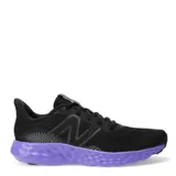 Championes New Balance 411 V3 para mujer, color negro con suela violeta y logo en el lateral.