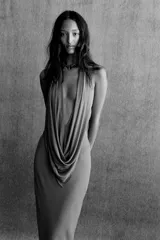 Vestido largo color verde oliva, confeccionado en viscosa, con cuello halter y escote pronunciado con tejido drapeado. Presenta espalda descubierta y forro interior.