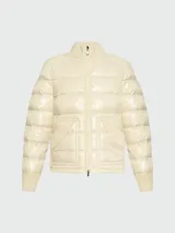 Chaqueta puffer color crema con relleno de plumas, cuello alto de lana y bolsillos delanteros con ribete de lana.