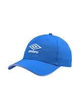 Gorra azul con visera curva y logo de Umbro bordado en blanco en el frente.