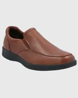 Zapato slip-on marrón de cuero, con suela negra y plantilla Dual Fit.