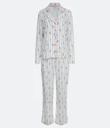 Conjunto de pijama americano largo de viscosa, con estampado de acróbatas y rayas verticales. Incluye camisa de manga larga con cuello camisero y botones frontales, y pantalón con cintura elástica.