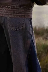 Pantalón de jean azul de corte ancho, con cintura alta y bolsillos delanteros y traseros.