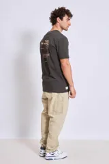 Pantalón de gabardina color beige, de corte recto y tiro medio.