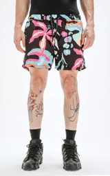 Short de baño negro con estampado de flores en tonos celeste, rosa y amarillo. Incluye malla interna y un bolsillo trasero.