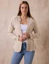 Chaqueta blanca de algodón marca Dash, con bolsillos simulados en el frente.