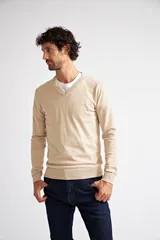 Sweater color beige de tejido de punto con escote en V, fit regular, manga larga y logo bordado en el pecho.