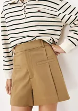 Short de vestir color beige, de corte sastrero con bolsillos laterales y cierre invisible.