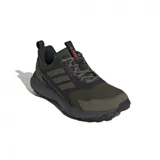 Championes de trail running Adidas Terrex Tracefinder, color verde oliva con detalles en negro y naranja.