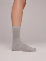 Kit de tres pares de medias grises de caño medio, confeccionadas en algodón.