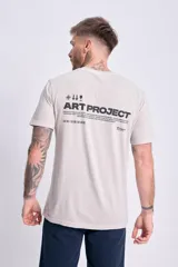 Remera beige de manga corta con estampa "Art Project" en la espalda.