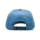 Gorra celeste con logo de pingüino bordado en blanco y negro.