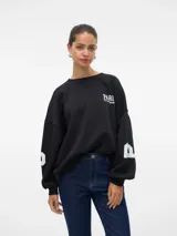 Sudadera negra de corte oversize con cuello redondo, hombros caídos y puños acanalados. Estampado frontal con la palabra "PARIS" en letras blancas y la frase "CITY OF DREAMS 1978" debajo.