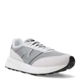 Championes New Balance modelo U370, de estilo retro, con exterior que combina malla textil y gamuza en tonos grises y blanco. Presenta el logo 'N' de la marca en los laterales y suela de goma.