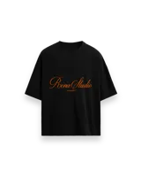 Remera negra de corte holgado con diseño bordado en el pecho con la frase "Roona Studio".