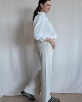 Pantalón de jean celeste de corte palazzo con costuras verticales en el frente.