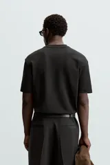 Camiseta blanca de algodón interlock con elasticidad, corte recto, cuello redondo y mangas cortas.