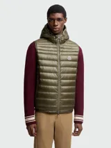 Chaleco puffer con capucha Moncler modelo Orant, color verde oliva, con cierre frontal y logo en el pecho.