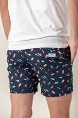 Short de baño azul con estampado de flores blancas, cintura elástica y cordón ajustable.