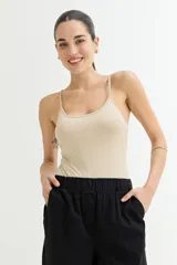 Body celeste con breteles finos.