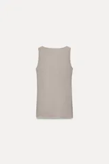 Camiseta blanca de tirantes anchos, corte ajustado, escote redondo y largo a la cadera.