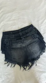 Short de jean negro con terminaciones desflecadas.