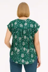 Blusa verde con estampado floral en blanco, con escote en V y mangas cortas.