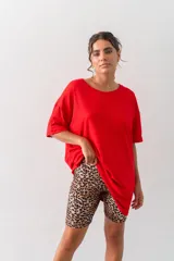 Set que incluye remera oversized roja de tejido ligero y biker de animal print.