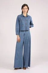 Pantalón de jean de tiro alto, corte palazzo y pierna ancha.