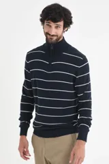 Sweater de punto azul marino con rayas horizontales blancas, cuello alto con medio cierre y mangas largas.