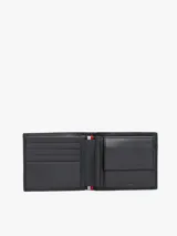 Billetera Tommy Hilfiger de cuero granulado color negro, con diseño plegable, múltiples ranuras interiores para tarjetas, bolsillo interior para monedas, logo en relieve en el pequeño bolsillo delantero y logo metalizado en la parte delantera.