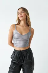 Top plateado con escote en V y tirantes finos.