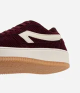 Championes de corduroy color borgoña con detalles en cuero sintético color crema.