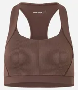 Top deportivo color borgoña con textura acanalada, escote redondo y breteles medianos.