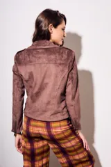 Campera estilo biker de gamuza sintética color malva o marrón rosado, con cierre asimétrico y detalles de tachas doradas en solapas y hombros.