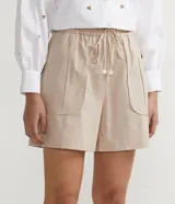 Bermuda color beige de tricolina con cintura elástica, cordón para atar y bolsillos delanteros.