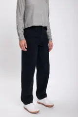 Pantalón de jean negro de corte recto.
