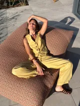 Chaleco sastre color amarillo mostaza, confeccionado en lino con forro de algodón y cierre frontal con botones.