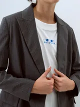 Blazer de corte clásico en gris, con solapas y cierre de botones.