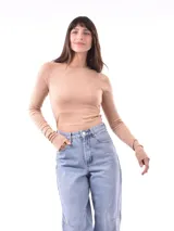 Sweater de punto color beige, de corte ajustado y mangas largas.